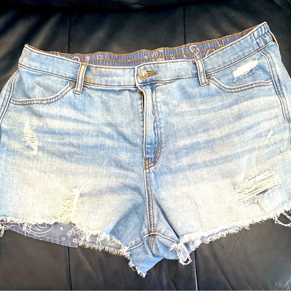 Aeri Jean cut off shorts , super cute and stretchy